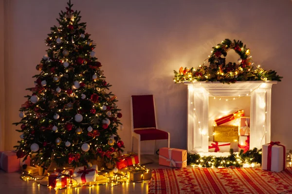 Julgran ljus ljus girlanger nya år kväll presenter — Stockfoto