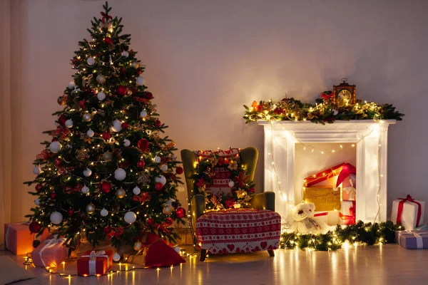 Julgran ljus ljus girlanger nya år kväll presenter — Stockfoto