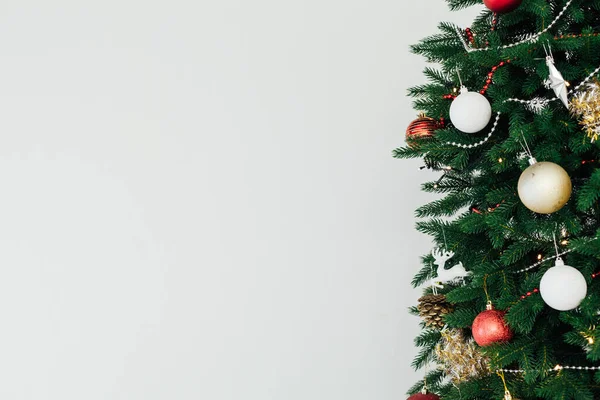 Décoration de Noël maison sapin de Noël avec des cadeaux pour la nouvelle année réveillon de Noël — Photo