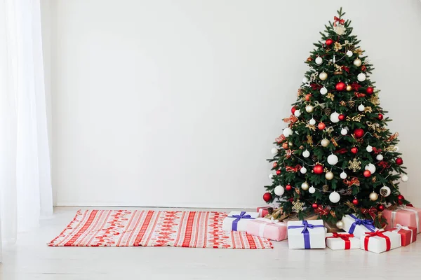 Decoração de Natal árvore de Natal com presentes para a véspera de Natal do ano novo — Fotografia de Stock