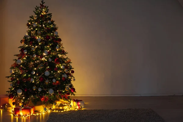 Новорічна ялинка запалює світлі гірлянди новорічні подарунки — стокове фото