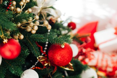 Noel Dekorasyonu Yılbaşı Hediyeleriyle Noel Ağacı