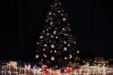 Hediye ışıklarıyla Noel ağacı Yeni yıl süsleri