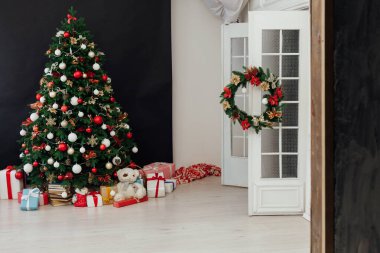 Hediye ışıklarıyla süslenmiş Noel ağacı. Yeni yıl süsleri.