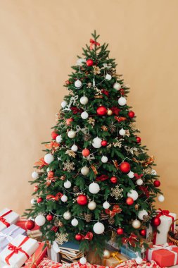 Hediye ışıklarıyla süslenmiş Noel ağacı. Yeni yıl süsleri.