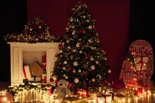 Albero di Natale con luci regalo ghirlanda arredamento nuovo anno — Foto Stock