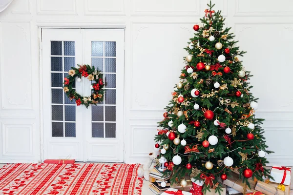 Árbol de Navidad con regalos en el interior luces guirnalda decoración año nuevo — Foto de Stock