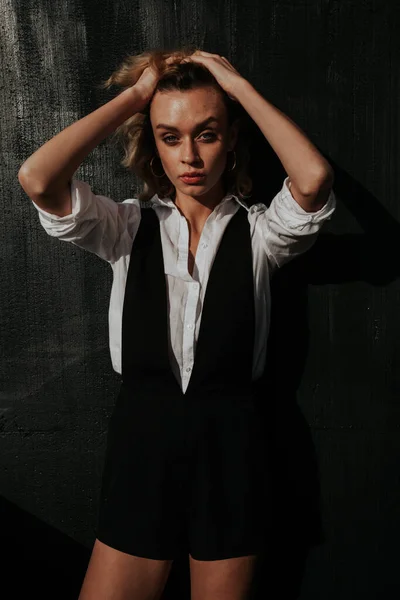 Retrato de uma bela mulher loira moda em uma camisa branca e shorts pretos — Fotografia de Stock