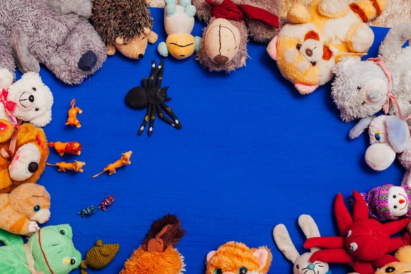 Beaucoup de jouets pour bébés animaux doux pour les jeux de fond bleu — Photo