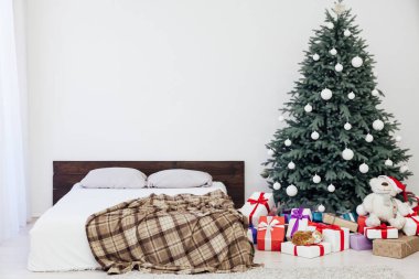 Noel ağacı hediye dekorlu yatak odası, yeni yıl ziyafeti kış arkaplanı.