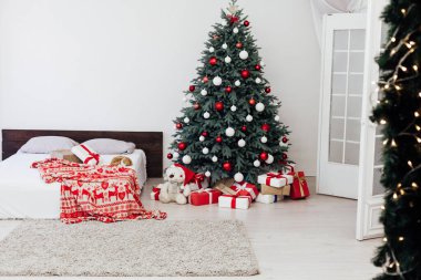Noel ağacı hediye dekorlu yatak odası, yeni yıl ziyafeti kış arkaplanı.