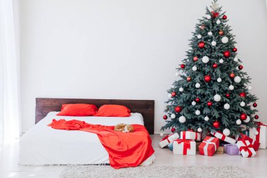 Noel ağacı hediye dekorlu yatak odası, yeni yıl ziyafeti kış arkaplanı.