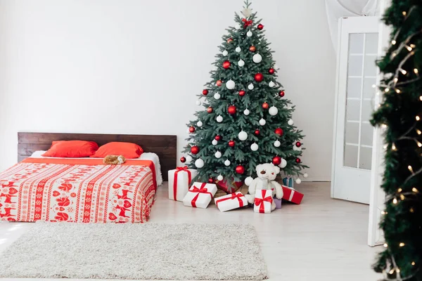 Albero di Natale con arredamento regalo camera da letto con letto nuovo anno banchetto inverno sfondo — Foto Stock