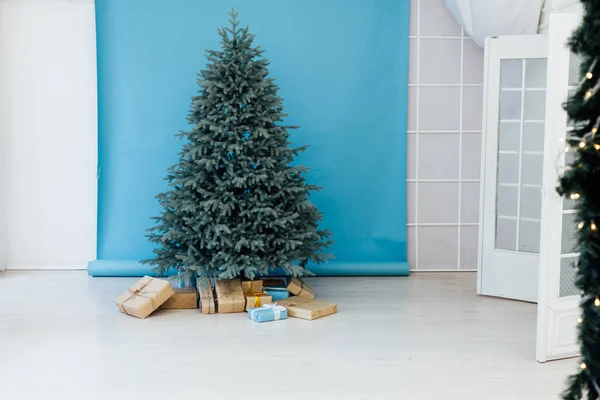 Árvore de Natal de inverno com decoração de presentes Ano Novo — Fotografia de Stock