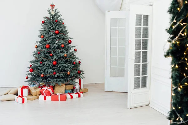Weihnachtsbaum mit Geschenken weiße Dekor Neujahr Postkarte — Stockfoto