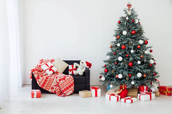 Julgran med gåvor vit inredning nytt år vykort — Stockfoto
