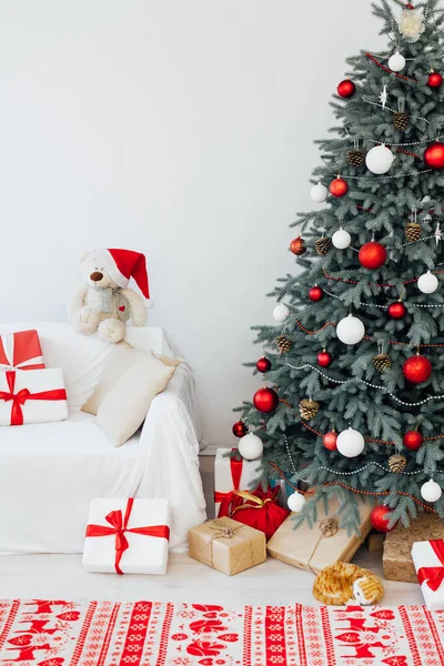 Weihnachtsbaum Kiefer mit roten Geschenken Dekor Neujahr Fest Winter Hintergrund — Stockfoto