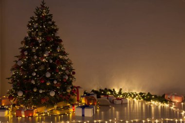 Noel ağacı ışıkları ışık çelenkleri Yeni yıl arifesi sunar