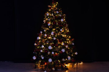 Hediye ışıklarıyla Noel ağacı Yeni yıl süsleri