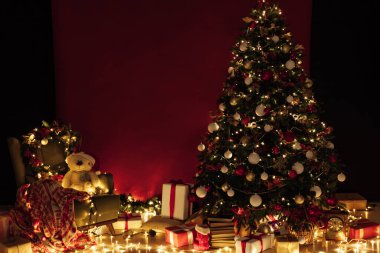 Hediye ışıklarıyla Noel ağacı Yeni yıl süsleri