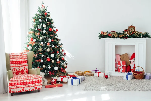 Boże Narodzenie Wystrój domu Choinka z prezentami na Nowy Rok — Zdjęcie stockowe