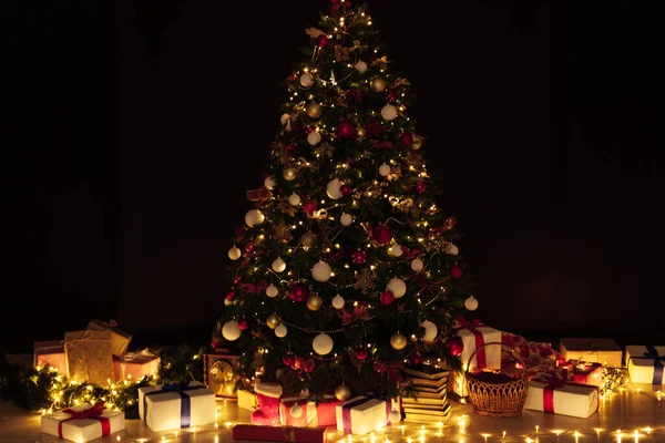 Arbre de Noël avec des lumières cadeau décor guirlande nouvelle année — Photo