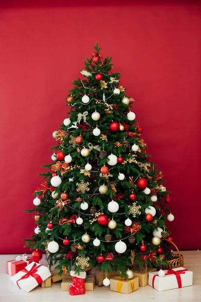 五彩缤纷的圣诞树装饰着新年的花环 — 图库照片