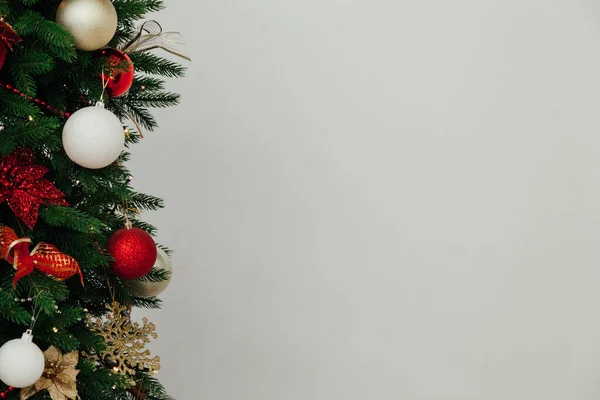 Vánoční stromeček s dárky v interiéru světla věnec dekor nový rok — Stock fotografie