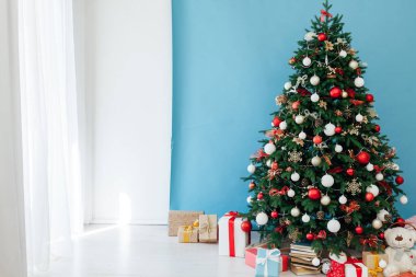 Hediye ışıklarıyla süslenmiş Noel ağacı. Yeni yıl süsleri.