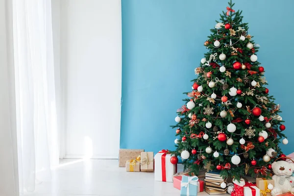 Interer domů vánoční stromek s dárkovými světly věnec dekor nový rok — Stock fotografie