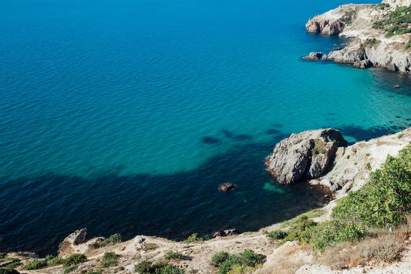 En altta mavi deniz taşları ve kayalar — Stok fotoğraf