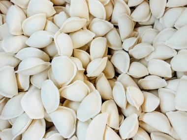 Arkaplan olarak yemek için yarı bitmiş lezzetli börekler.