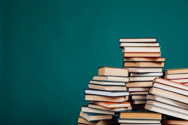 Üniversite kütüphanesinde, yazıtın bulunduğu yerin yeşil arkaplanı üzerine eğitim için kitap yığınları