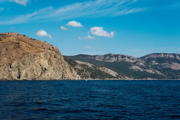 Deniz dağlarının ve mavi gökyüzünün güzel manzarası. — Stok fotoğraf
