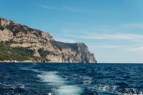 Deniz dağlarının ve mavi gökyüzünün güzel manzarası. — Stok fotoğraf