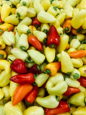 Arka plan olarak yemek pişirmek için bir sürü olgun biber.