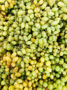 Arkaplan olarak yenecek bir sürü olgun, beyaz üzüm.