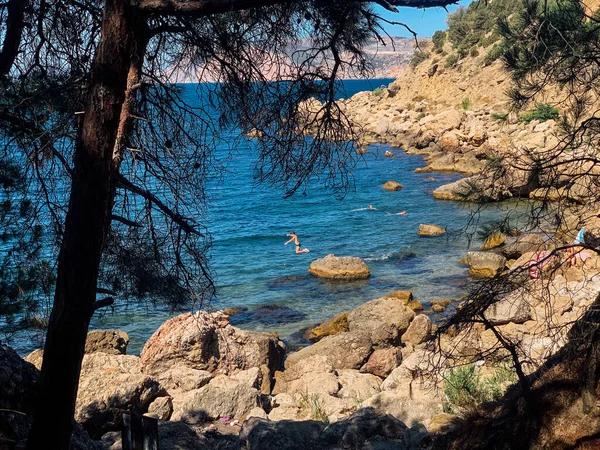 Manzara deniz güzel dağlar ve mavi gökyüzü — Stok fotoğraf