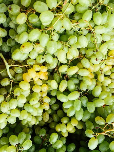 Много спелого сладкого белого винограда для еды в качестве фона — стоковое фото
