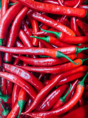 Arka planda yemek pişirmek için çok baharatlı kırmızı biber var.