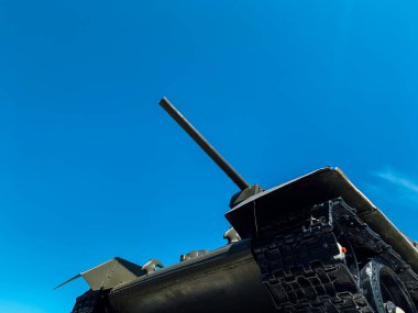 Savaşa ateş etmek için topçu toplarıyla dolu askeri tank