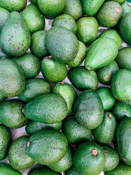 Lotes de abacate verde maduro para cozinhar como fundo — Fotografia de Stock