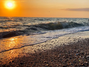 Güzel deniz manzarası ve gün batımı gökyüzü