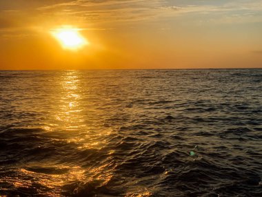 Güzel deniz manzarası ve gün batımı gökyüzü