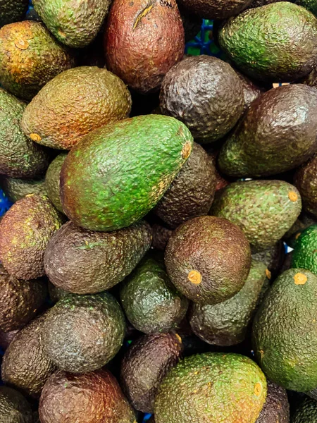 Un sacco di frutti di avocado verde per cucinare come sfondo — Foto Stock