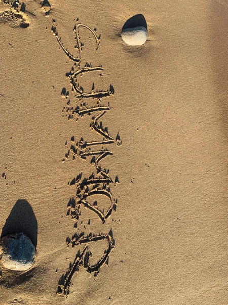 Inscripción de verano en una playa de arena junto al agua — Foto de Stock