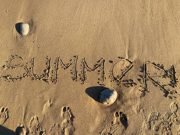 Επιγραφή καλοκαίρι σε μια αμμώδη παραλία δίπλα στο νερό — Φωτογραφία Αρχείου