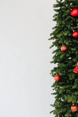 Noel ağacı yeni yıl ağacı dekoru yazı için beyaz arkaplan