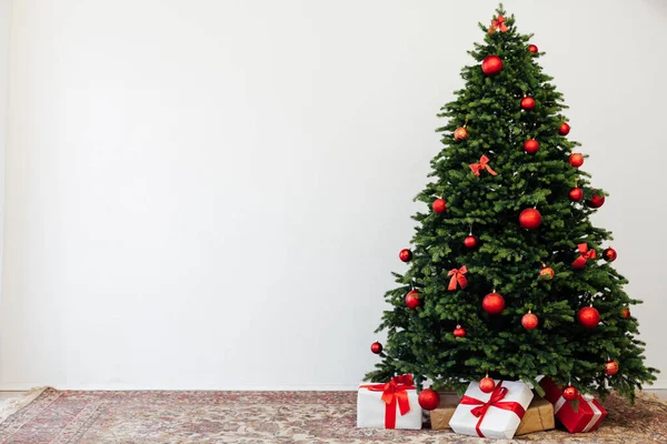 성탄절 선물 장식이 있는 크리스마스 트리 2022 번 휴일 겨울 휴양지 비문 — 스톡 사진