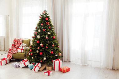 Noel ağacı dalı çam ağacı yeni yıl dekoru yazı için beyaz bir arkaplan sunar